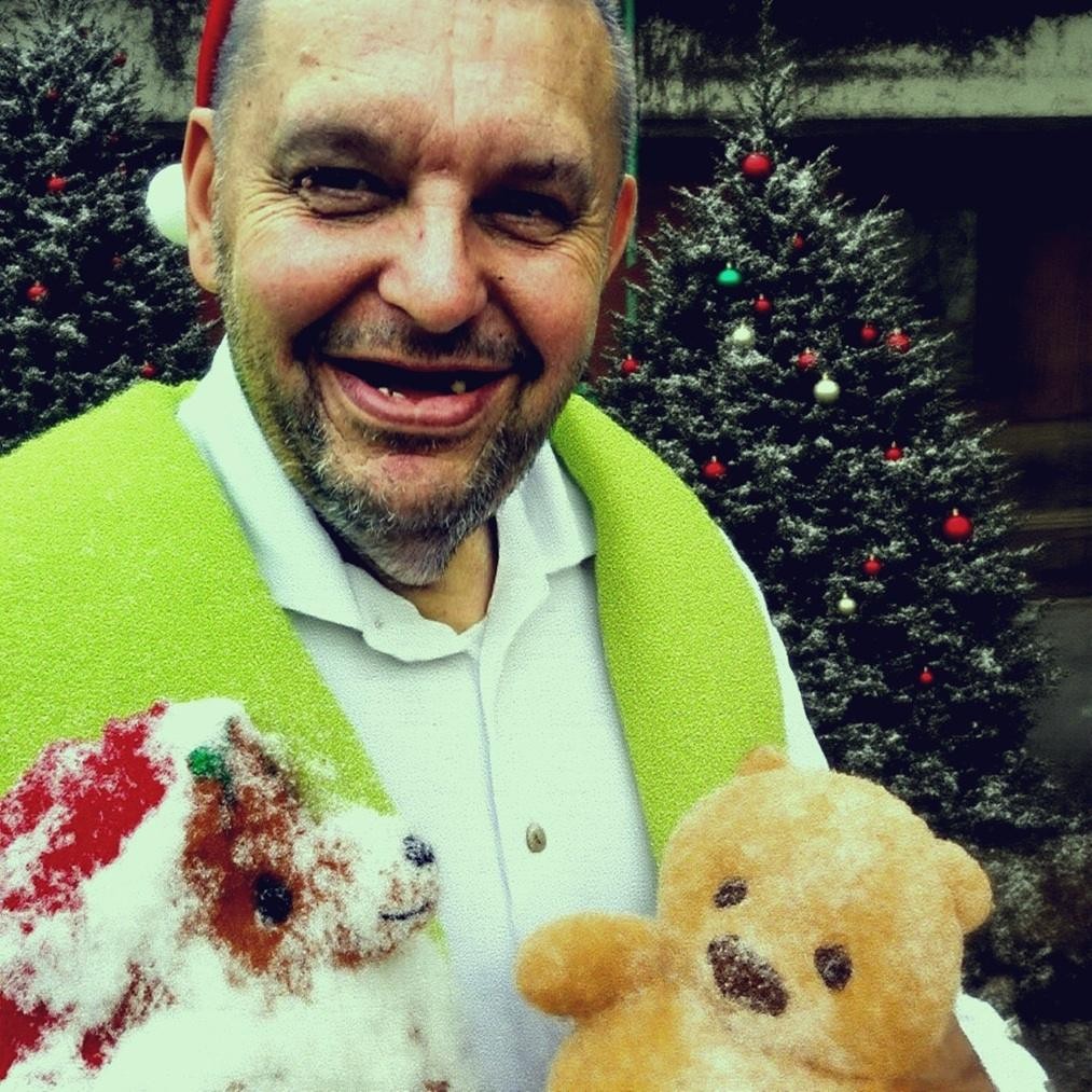 Wnętrze domu przy Szkolnej 17, ukazujące codzienne otoczenie Krzysztofa Kononowicza, z bałaganem i osobistymi przedmiotami, charakterystyczne dla 