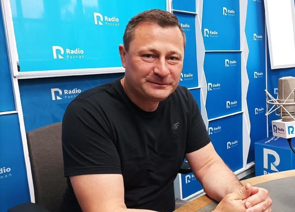 Krzysztof Paszyk w trakcie spotkania publicznego lub wydarzenia politycznego, aktywnie zaangażowany w interakcję z ludźmi, ukazujący jego rolę jako osoby publicznej.