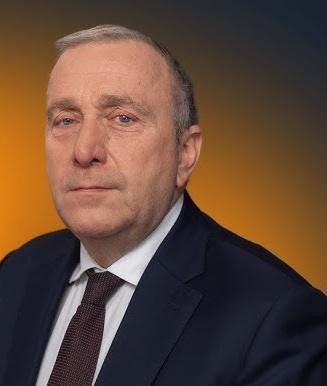 Elegancki dom Grzegorza Schetyny we Wrocławiu przy ulicy Siewców, otoczony zielenią.