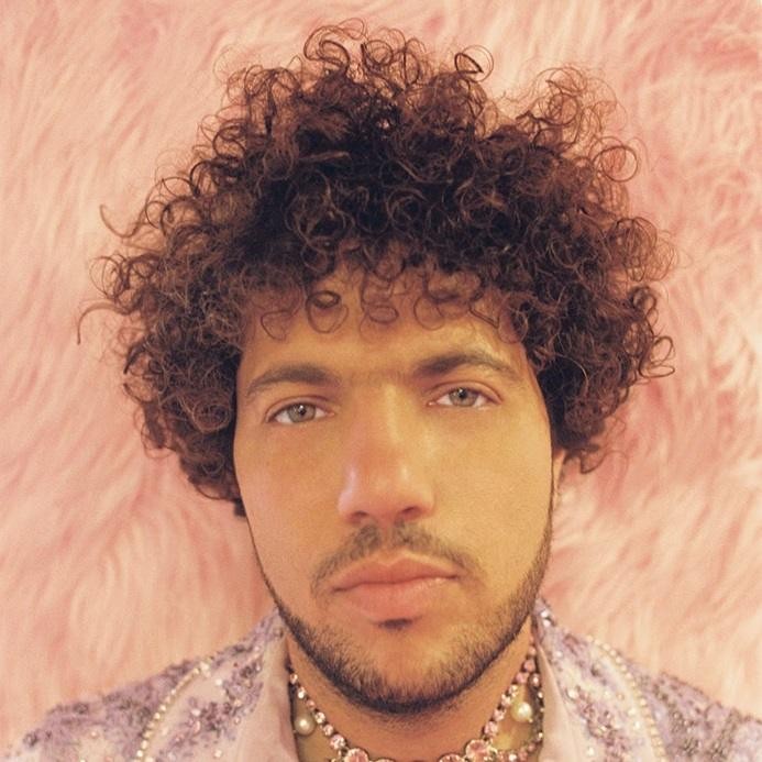 Benny Blanco na zbliżeniu, portret studyjny.