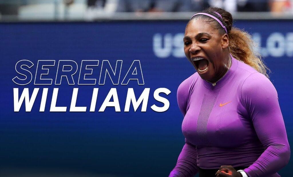 Serena Williams w akcji na korcie tenisowym, podczas meczu, w pełni koncentracji.
