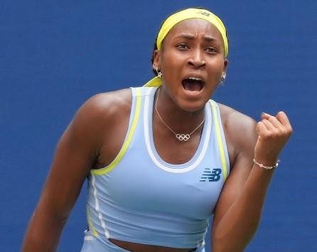 Coco Gauff, zbliżenie na twarz, zdeterminowana podczas meczu tenisowego.