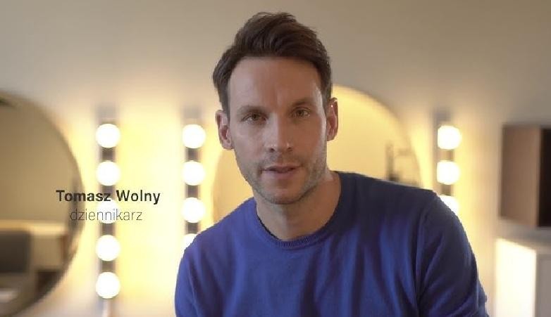 Tomasz Wolny uprawiający jedno ze swoich hobby, np. grający w koszykówkę, kitesurfing lub trenujący brazylijskie jiu-jitsu, ukazujący jego pasję i zaangażowanie.