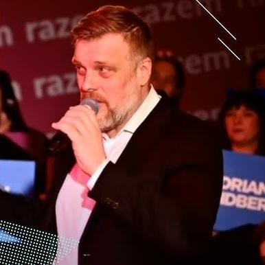 Adrian Zandberg jako dziecko, prawdopodobnie podczas nauki programowania lub czytania, z subtelnym nawiązaniem do lat 80. lub 90.