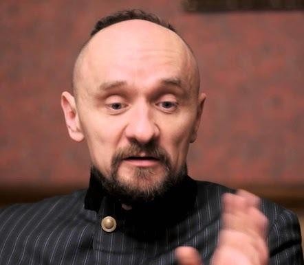 Jan Klata w trakcie reżyserowania spektaklu, ukazujący jego zaangażowanie i pasję w pracy teatralnej.