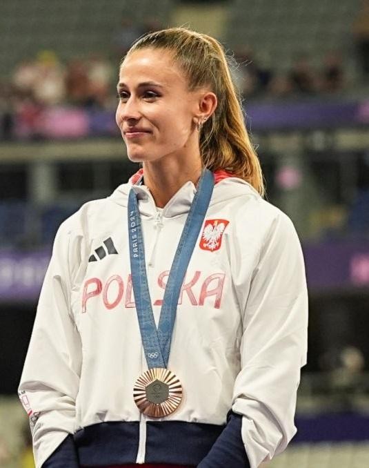 Natalia Bukowiecka w trakcie biegu na 400 metrów, z widocznym skupieniem i dynamiką ruchu na bieżni stadionu.