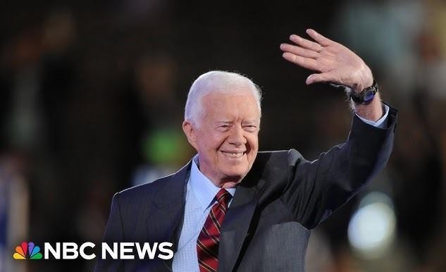 Jimmy Carter w akcji, zaangażowany w działalność humanitarną po prezydenturze, symbolizującą jego poświęcenie służbie innym.