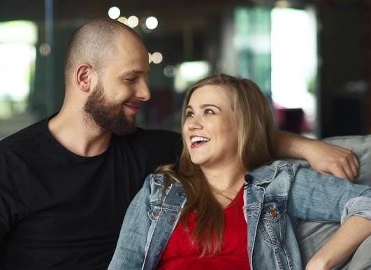 Maciej Pela w dynamicznej pozie tanecznej w studiu, prezentujący siłę i zaangażowanie w ruchu hip-hopowym.
