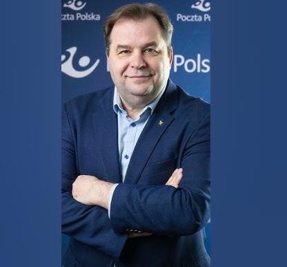 Sebastian Mikosz w trakcie spotkania biznesowego, symbolizujący jego rolę jako dynamicznego lidera i menedżera.