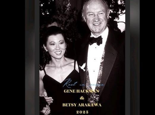 Betsy Arakawa i Gene Hackman w swoim domu w Santa Fe, w intymnej scenerii, oddającej ich prywatne i harmonijne życie.