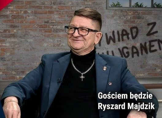 Scena przedstawiająca kolportaż podziemnej prasy w czasach PRL, symbolizująca działalność opozycyjną.