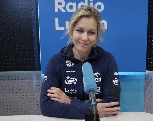 Aleksandra Mirosław trenująca na 15-metrowej ściance wspinaczkowej w hali sportowej w Lublinie, ukazująca skalę i intensywność jej przygotowań.