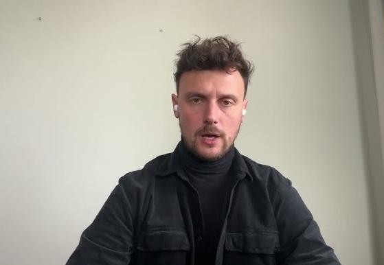 Łukasz Grabarczyk w ukraińskim szpitalu polowym, zajęty pracą medyczną w warunkach wojennych.