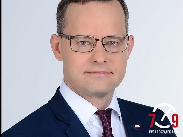 Grafika symbolizująca uchylenie immunitetu parlamentarnego i procesy prawne, z elementami sądownictwa i polityki.