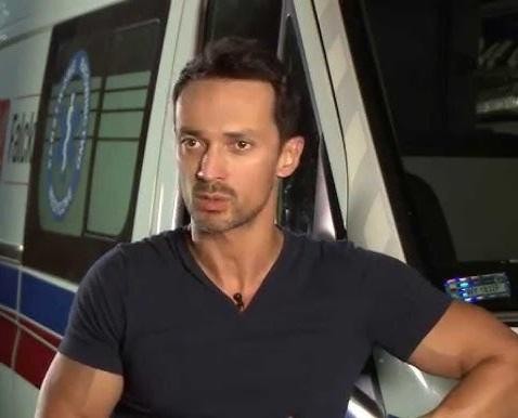 Rafał Cieszyński jako instruktor kulturystyki, prezentujący swoją pasję do sportu i zdrowego trybu życia.