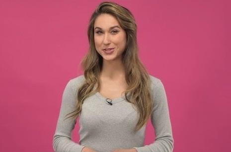Ida Nowakowska przeglądająca Instagram, uśmiechnięta i zrelaksowana, w domowym otoczeniu.