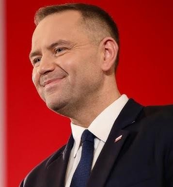 Karol Nawrocki aktywnie prowadzący swój profil na Instagramie, ukazany w dynamicznej, cyfrowej scenerii.
