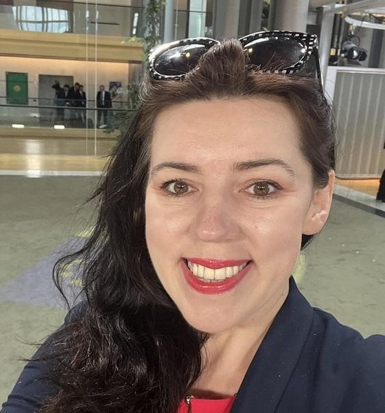 Dominika Ćosić w trakcie pracy dziennikarskiej, np. podczas wywiadu lub w redakcji.
