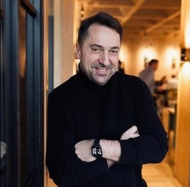 Marcin Miller w swobodnej, prywatnej chwili, ukazujący refleksyjność lub zaangażowanie w życie rodzinne, podkreślające jego ludzką stronę poza sceną.