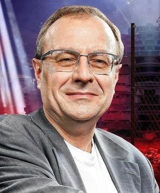 Antoni Dudek podczas wykładu lub prezentacji, dynamicznie omawiający zagadnienia historyczne.