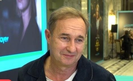 Spokojny krajobraz Puszczy Kampinoskiej, miejsca zamieszkania Marka Kality, symbolizujący azyl i ucieczkę od zgiełku.