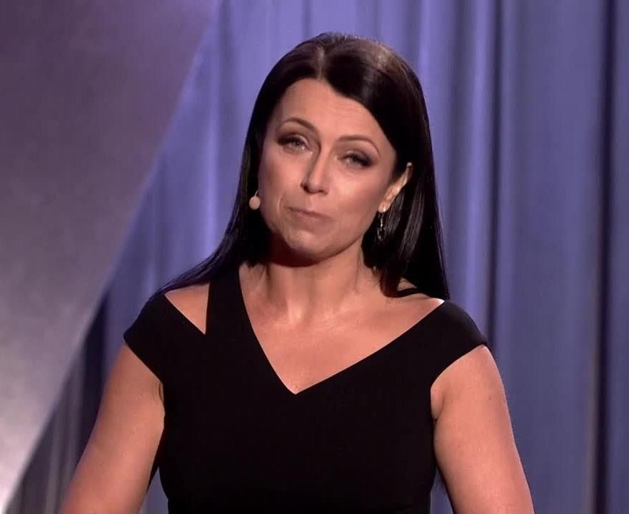 Adrianna Borek w pełnej ekspresji podczas występu Kabaretu Nowaki na scenie.