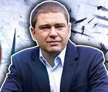 Piotr Szumlewicz przemawiający na wiecu związkowym lub debacie publicznej, symbolizujący jego zaangażowanie w sprawy społeczne i pracownicze.