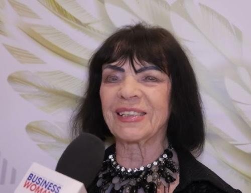 Sława Przybylska na scenie, śpiewająca z mikrofonem, oddająca pasję i energię jej występów na żywo.