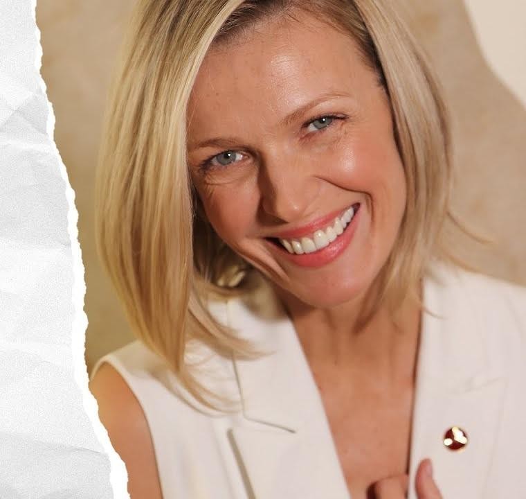 Magda Mołek w dynamicznej pozie, na tle symbolizującym jej różnorodną karierę telewizyjną i internetową, z elementami nawiązującymi do programów talk-show i tanecznych.