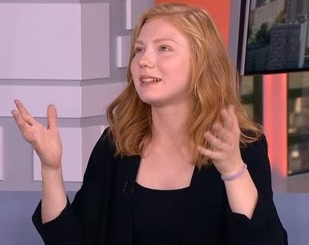 Edyta Torhan w dynamicznej scenie, ukazująca jej aktorską wszechstronność i głębię emocjonalną.