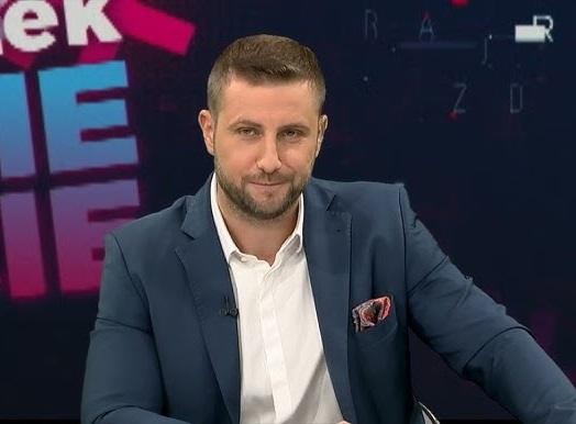 Miłosz Kłeczek podczas intensywnej debaty telewizyjnej.