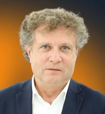 Jacek Karnowski, polski polityk, uśmiechnięty i zaangażowany w rozmowę z mieszkańcami podczas publicznego spotkania.