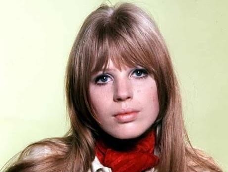 Portret rodziców Marianne Faithfull: baronowej Evy von Sacher-Masoch i Roberta Glynna Faithfulla, w stylu vintage, sugerujący ich arystokratyczne i intelektualne pochodzenie.