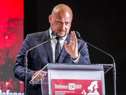 Jacek Zdzisław Siewiera w otoczeniu symbolizującym jego karierę medyczną, prawniczą i naukową.